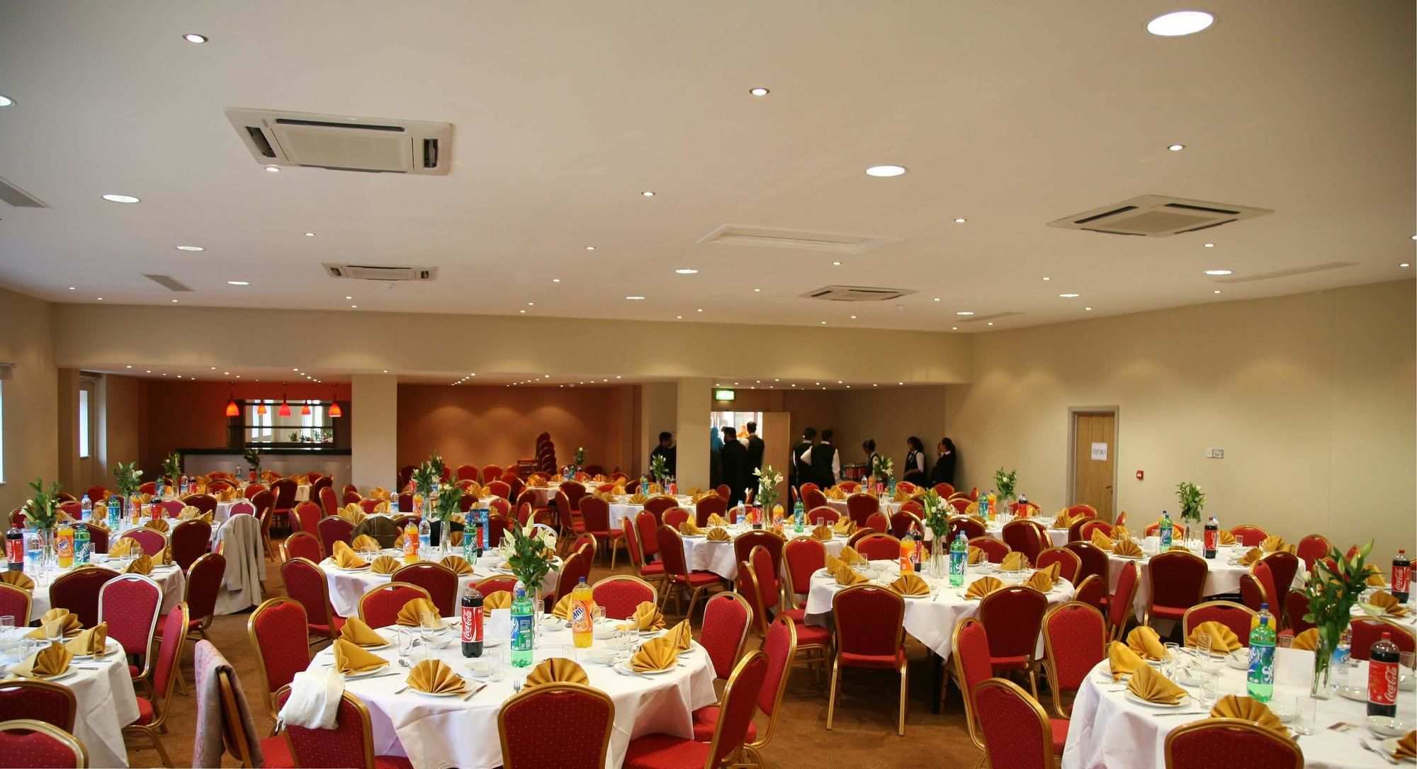 The Luton Hotel Exterior foto